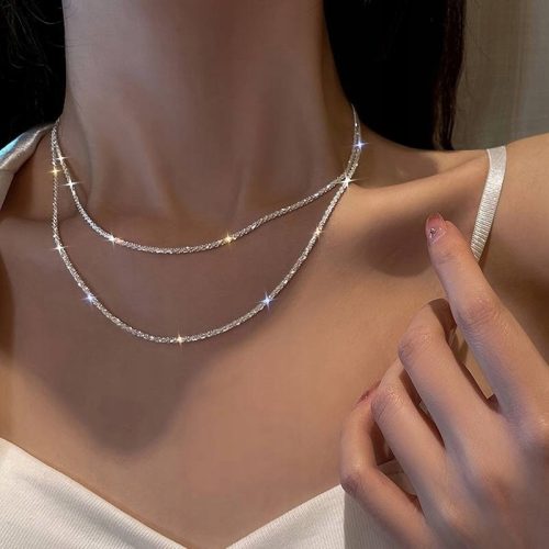 Elegantna srebrna ogrlica z dvojno verigo za nežen in zapeljiv videz. Izjemno priljubljen choker nakit, ki se elegantno ovije okoli vratu in poudari vašo eleganco. Ta čudovit kos bo popoln dodatek k v