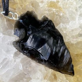   rni Obsidian Velik Kristalni Grot Z Morskim Konjičkom - Ekskluzivni Unikat