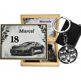   Darilna škatla za 18. rojstni dan - Personalizirano darilo v lesenem pudełku. Ta edinstvena darilna škatla vključuje papirnato euti za denar in kovinski obesek z alufelgo. Izdelana je iz kakovostnega 