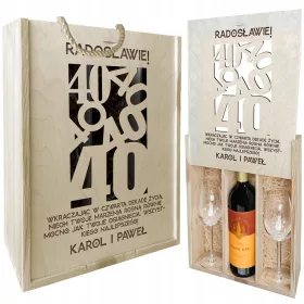   SET ZA VINO S 2 KOZARCI IN GRAVIRANIM NAPISOM ZA ROJSTNI DAN ALI 40. OBLETNICO