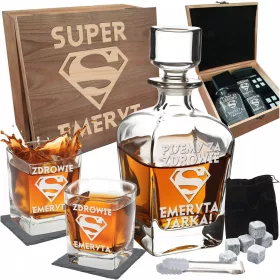   ZESTAW ZA WHISKY S KARAFKO 0,7 L IN 2 KROGLICI, 8 KOCKAMI, VREČKO, 2 KAMENČKIMA PODLOGAMA, KLEŠČAMI ZA WHISKY IN DARILO OB UPOKOJITVI 40. ROJSTNI DAN IME IME