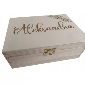   Personalizirana lesena škatla za 18. rojstni dan - Idealno darilo za praznovanje pomembnega mejnika. Škatla je izdelana iz naravnega lesa in ima dimenzije 16,5 cm x 22,7 cm x 8 cm. V notranjosti je ve