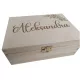 Personalizirana lesena škatla za 18. rojstni dan - Idealno darilo za praznovanje pomembnega mejnika. Škatla je izdelana iz naravnega lesa in ima dimenzije 16,5 cm x 22,7 cm x 8 cm. V notranjosti je ve