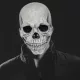  Strašljiva čelada z masko lobanje, ki pokriva celotno glavo, in premično čeljustjo. Svetla barva za noč čarovnic