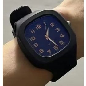   Elegantna ženska ura z impresivnim dizajnom in funkcionalnostjo, primerna za vsako priložnost. Ta čudovit dodatek ima črno obliko ohišja in pasu ter rožnato-zlato barvo številk na črni plošči. Zasnova