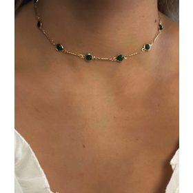Zlata ogrlica z verižico in zelenimi kamni