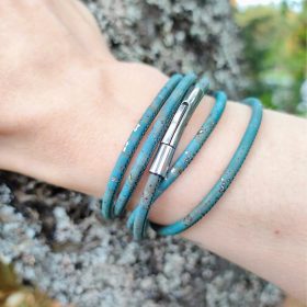   Veganska naravna turkizna zapestnica iz plute z vzorcem Vege Vege