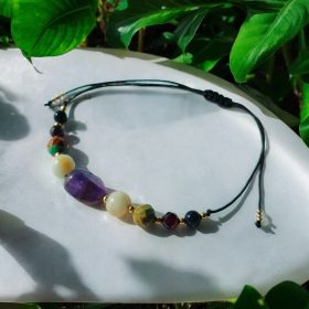   Energična zapestnica za Vodnarje, ročno izdelana z nočnim granatom Kaira in turkiznim amazonitom. Izjemna kombinacija kamnov, ki pomagajo krepiti intuicijo, prinašajo notranji mir in podpirajo kreativ