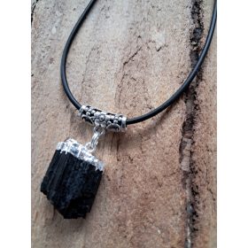 rn turmalin obesek s 2-delno okvirjem in kravato