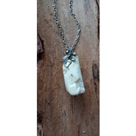   Elegantni koralni obesek v kremasto beli barvi s čudovito verižico