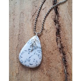   Okrasek iz zimskega dendritnega ahata s sijočo srebrno kravato