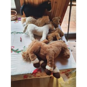   Plišasti konjiček z 6 plišastimi živalmi, kot prikazano na sliki