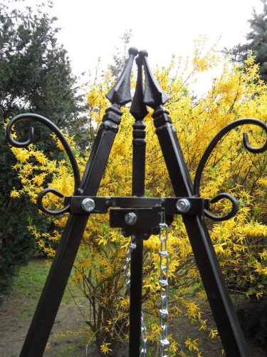  Rešetka za žar Tripod z okrasno C ročico in 50 cm rešetko ter verigo