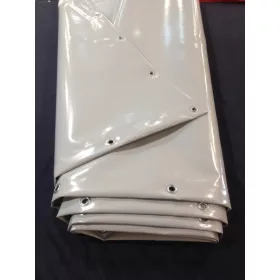  Visokokakovostna PVC cerada z ojačanimi robovi in montažnimi očki