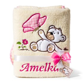   Kakovostna dvoslojna odeja z dolgimi dlakami in izvezenim imenom za vašega malčka. Izdelana iz visoko kakovostnih materialov, ki so varni in ne povzročajo alergij ali draženja občutljive otroške kože.
