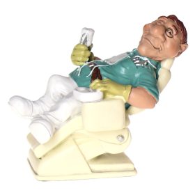   FIGURICA DENTIST NA STOLU | Figurica Dentist na stolu je odlično darilo za zobozdravnika ali ljubitelja zobozdravstva. Ta ročno poslikana figurica je visoka 13 cm in dolga 13 cm, kar jo naredi idealno
