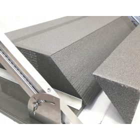   Stroj za rezanje stiropora 119/33 Profesionalna strojna oprema za natančno rezanje in oblikovanje stiropora. Znamke STROSSER, ki je prisotna na trgu že 14 let. Ta naprava je izdelana v Sloveniji in od