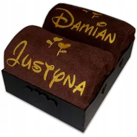   Personalizirani komplet brisač z izvezenim imenom v dekorativnem leseni škatli 140x70 cm