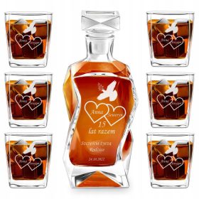   Garnitura za viski z gravirano karafko in 6 kozarci, idealno darilo za obletnico ali poroko. Komplet vključuje karafko s prostornino 700 ml in 6 kozarcev s prostornino 250 ml, ki dodajo eleganco vsake
