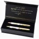 Eleganten komplet dveh kemičnih svinčnikov v etuiju - popolno darilo za posebni par! Ta izjemno eleganten komplet vključuje dva kemična svinčnika iz nerjavečega jekla z modrimi polnili. Vsak svinčnik 